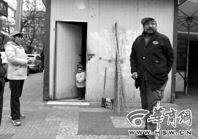 由于沒人照看，爸爸媽媽干活時帶著兩歲多的小韓靈  本報記者 董國梁 攝 